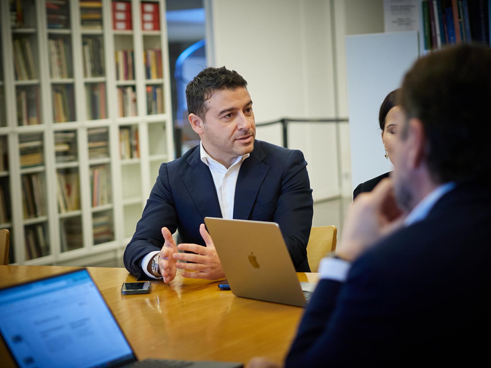 Omar Bahaya, mentor empresarial